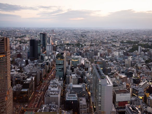 Vista aérea de zona inmobiliaria moderna en la Ciudad de México, ideal para invertir en 2025